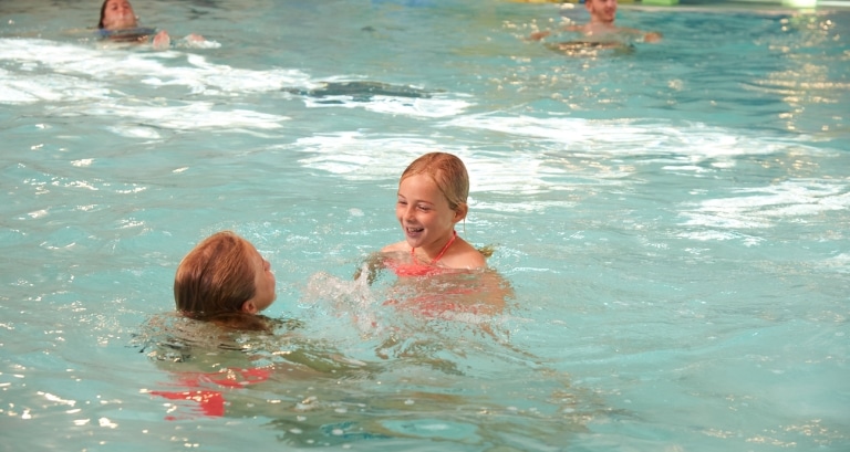 enfants nageant dans la piscine de pouzauges