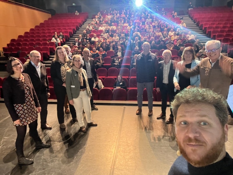 Clément Lanoue entouré des élus du Pays de Pouzauges sur la scène de L'Echiquier lors de la cérémonie des voeux 2024